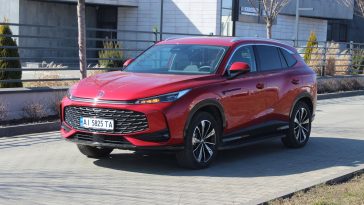 Фото до матеріалу: Найшвидший родстер Lamborghini в історії став плагін-гібридом