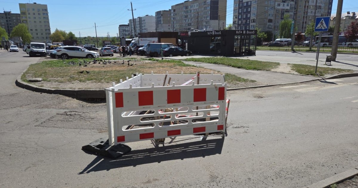 Фото до матеріалу: Через провалля на Сихові тимчасово змінили рух чотирьох автобусів