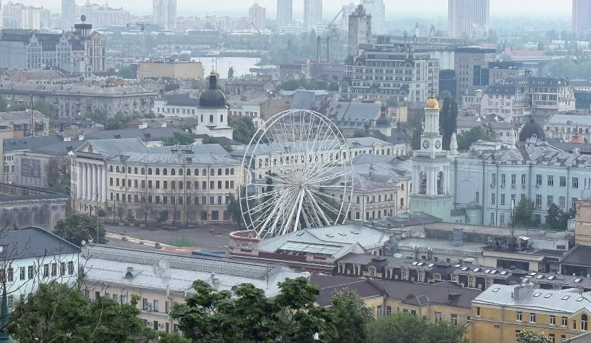 Фото до матеріалу: Колесо огляду на Подолі: французький власник загрожує міжнародним судом
