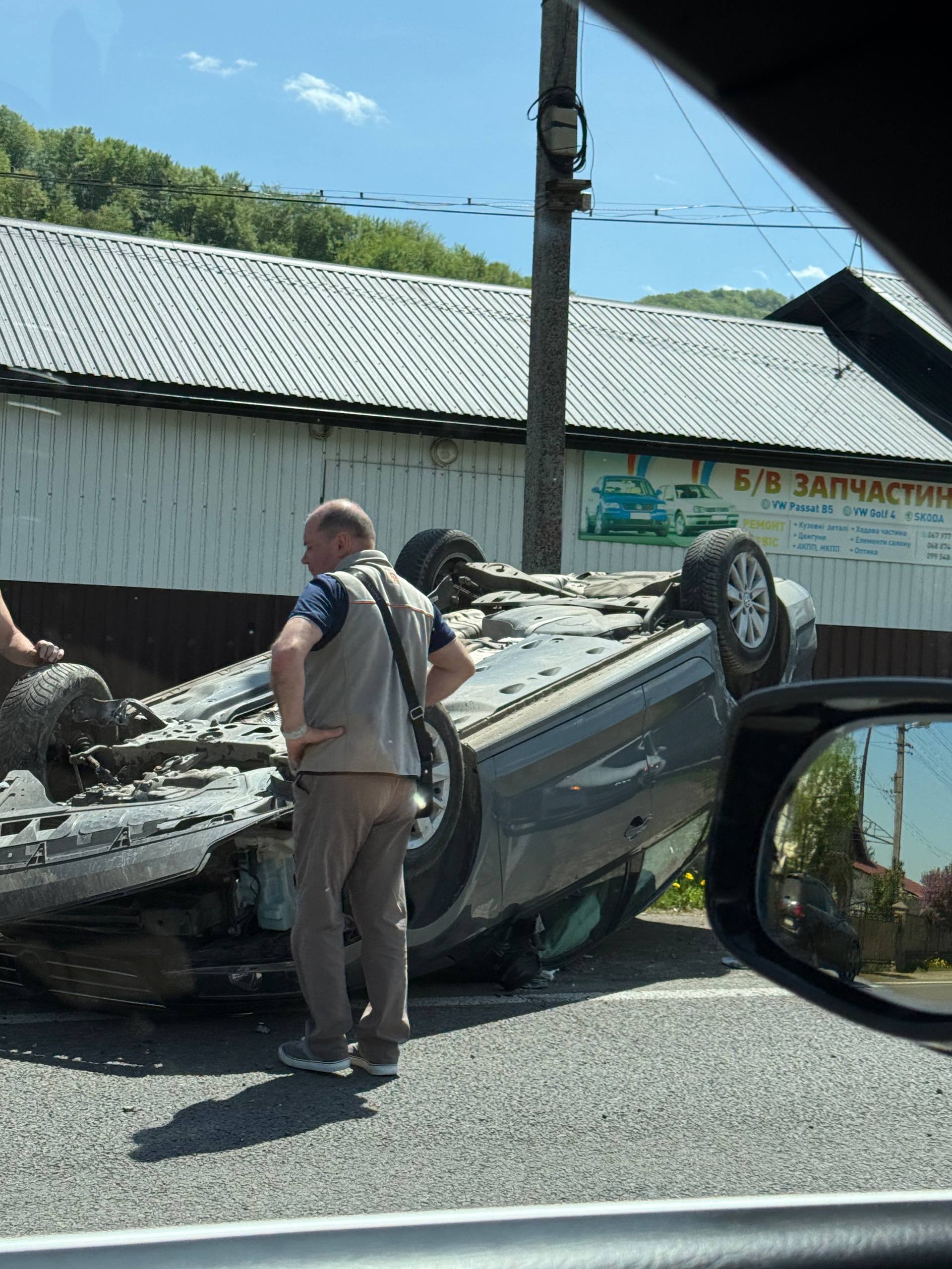 Фото до матеріалу: Аварія в мікрорайоні Дора: автомобіль перекинувся на дах