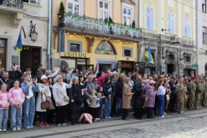 Фото до матеріалу: На площі Ринок у Львові вшанували воїнів: прапори ЗСУ та оборонних структур