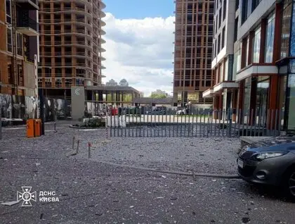 Фото до матеріалу: Уламки дрона впали на цвинтар і дах недобудови в Києві: є поранені