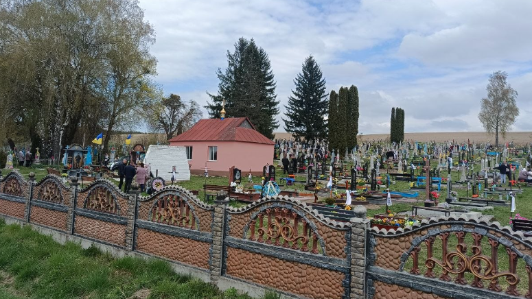 Фото до матеріалу: Чому традиція Проводів — це не російський звичай, а давня українська пам'ять