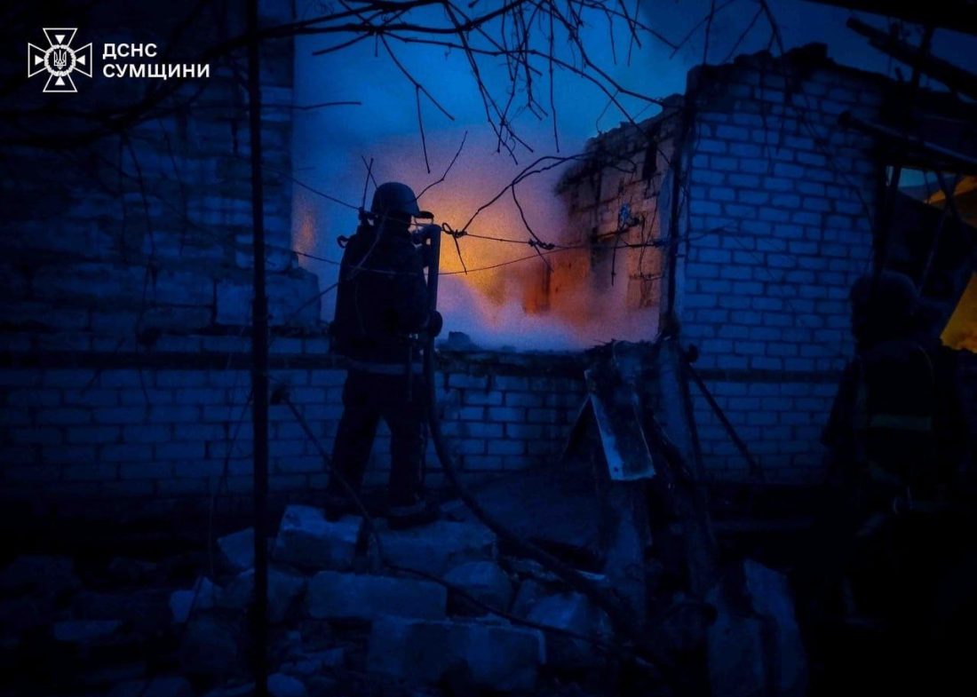 Фото до матеріалу: Нічна атака на Ямпіль: пожежі гасили до ранку, люди вціліли
