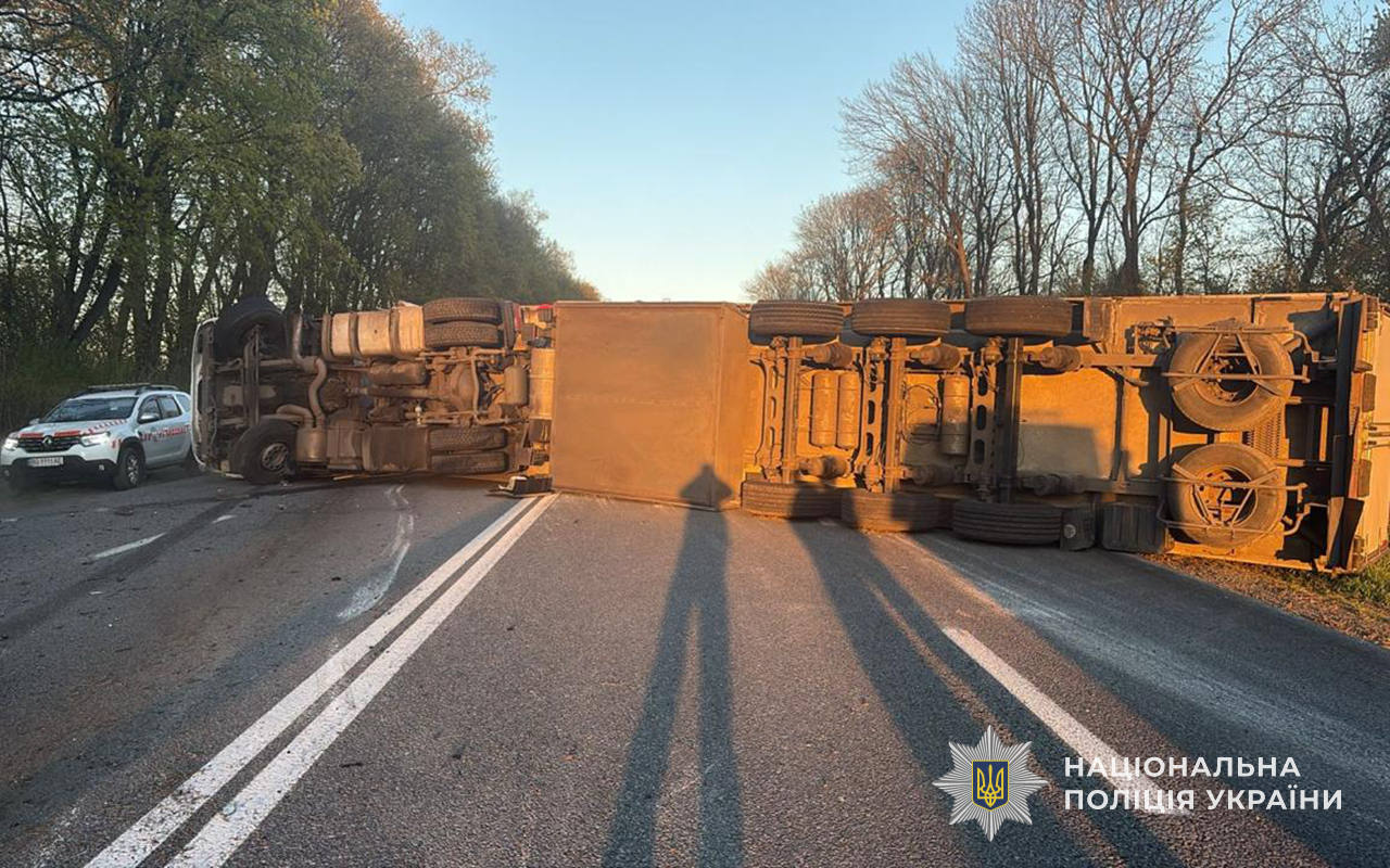 Фото до матеріалу: Вантажівка перекинулася на автошляху М-09 поблизу Зборова: водія доставили до лікарні без травм
