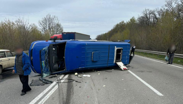 Фото до матеріалу: ДТП на М-30 поблизу Вороновиці: позашляховик зіткнувся з автобусом, шестеро постраждалих