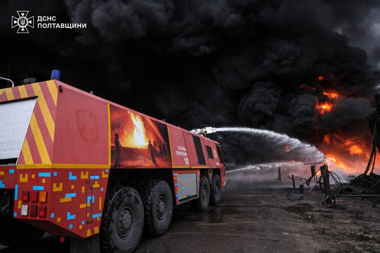 Фото до матеріалу: Пожежі в Кременчуцькому районі: рятувальники ліквідували вогнища після ворожого удару