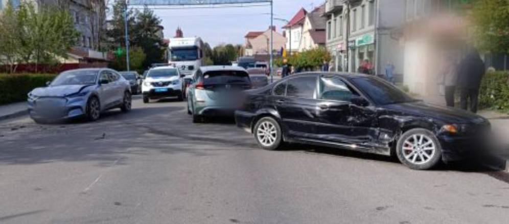 Фото до матеріалу: ДТП у Богородчанах: зіткнулися BMW, Mustang та електрокар