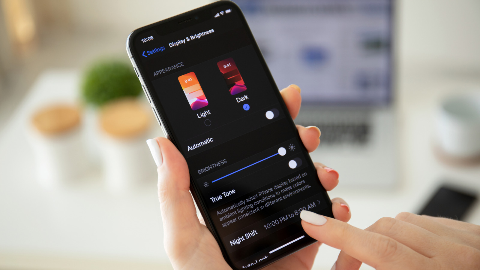 Фото до матеріалу: Як зробити темний режим на iPhone ще темнішим: покрокове керівництво