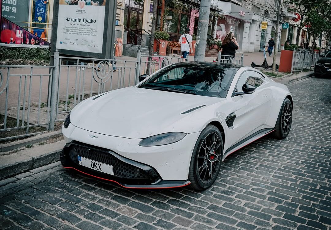 Фото до матеріалу: Білий Aston Martin Vantage 2021 року з двигуном Mercedes-AMG на вулицях Києва