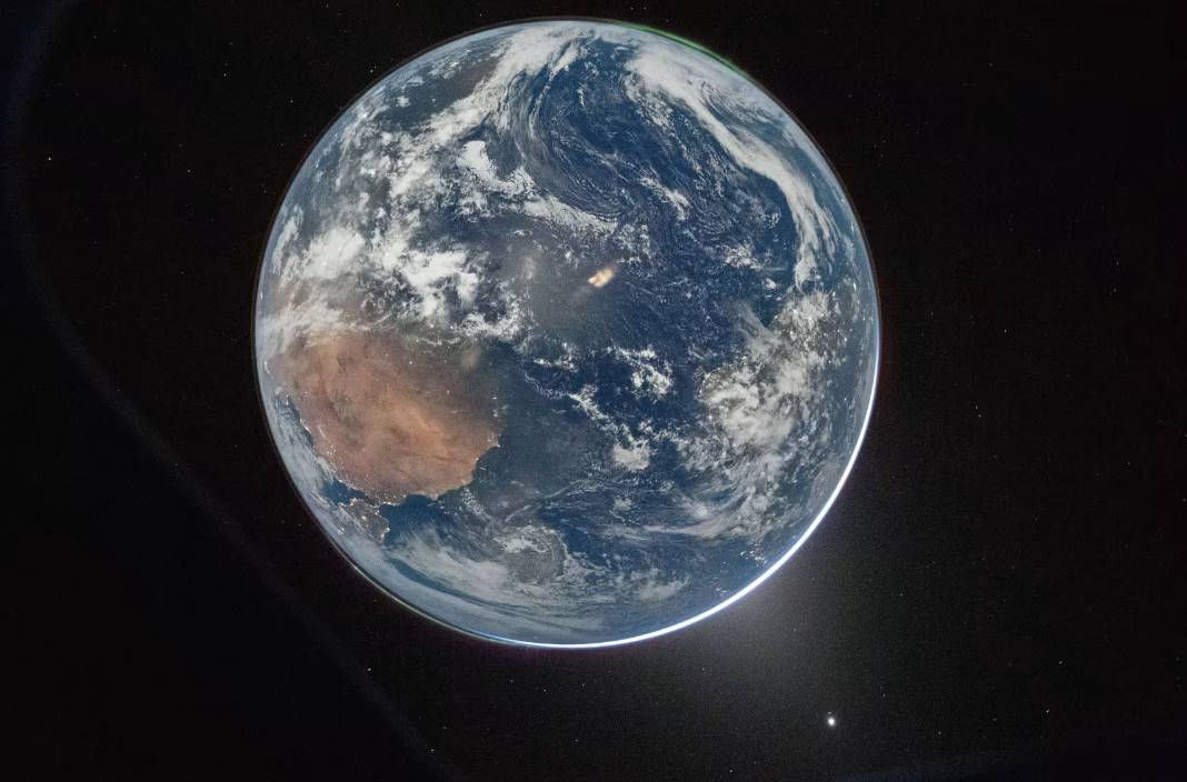 Фото до матеріалу: Вперше за 50 років: астронавти Artemis II сфотографували Землю з глибокого космосу