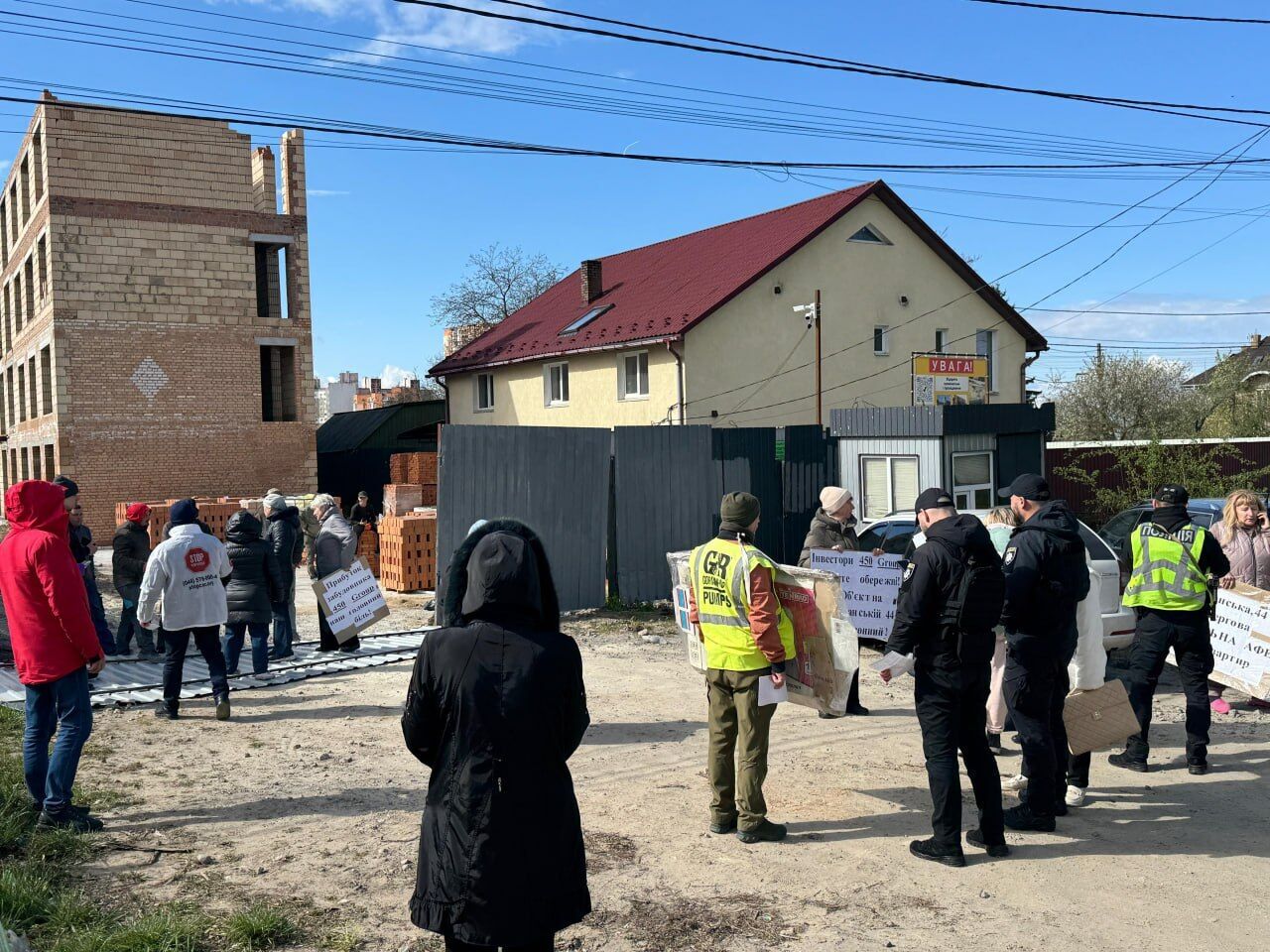 Фото до матеріалу: Мешканці Святошина перекрили дорогу забудовнику «450 Груп»: будівництво на городі триває без дозволів