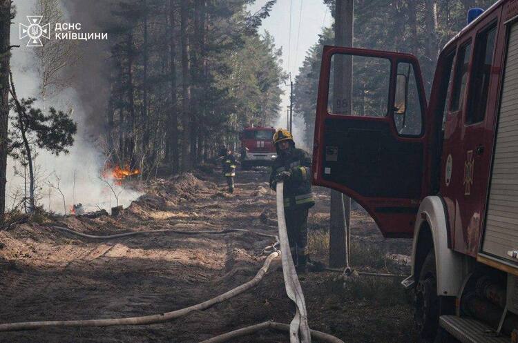 Фото до матеріалу: Лісова пожежа на Київщині: вогонь охопив понад 1100 гектарів