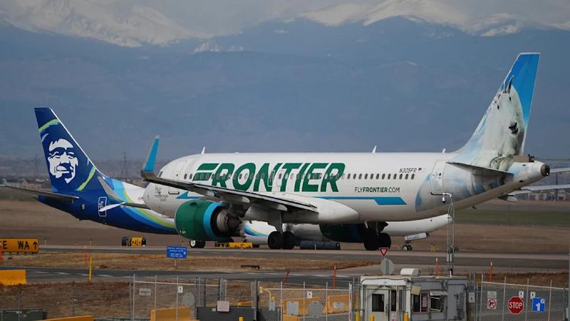Фото до матеріалу: У Денвері літак Frontier Airlines збив людину на злітній смузі