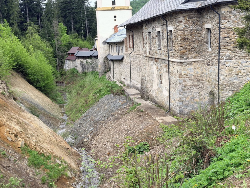Фото до матеріалу: Потічок підмиває стіни Манявського скиту: голова обласної ради обіцяє 50 мільйонів на захист пам'ятки