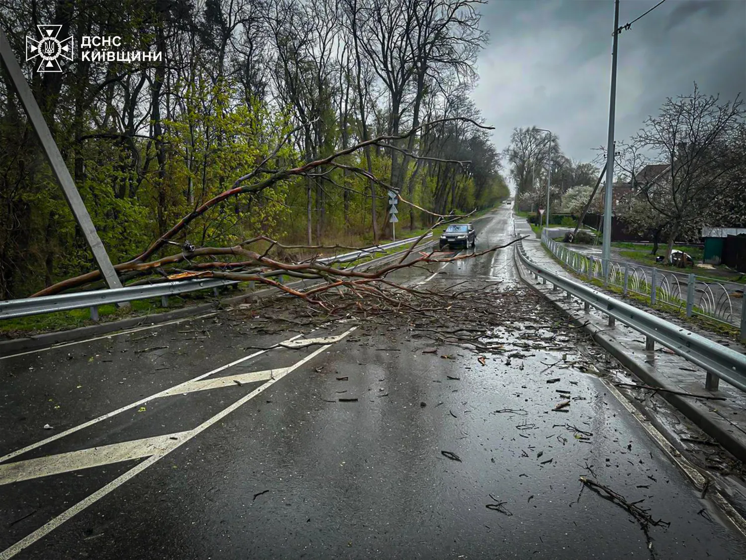 Фото до матеріалу: Негода в Україні: 3 загиблі, 7 постраждали та масові відключення світла