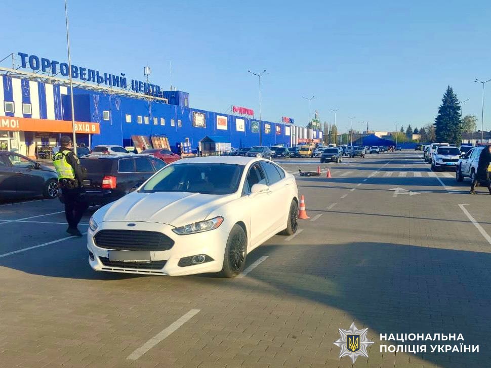 Фото до матеріалу: Під колеса Ford у Вінниці потрапив десятирічний хлопчик на електросамокаті біля «Епіцентру»