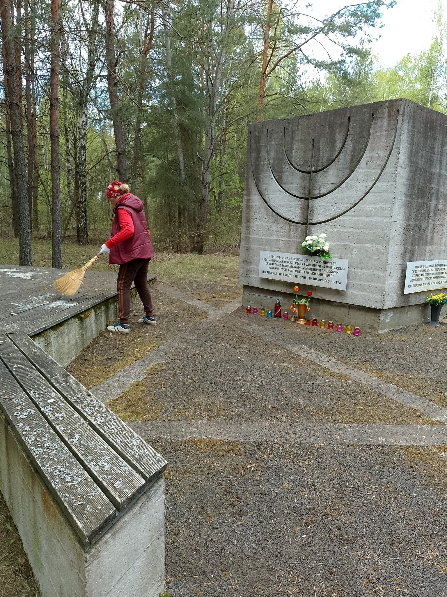 Фото до матеріалу: У лісі поблизу села Прохід впорядкували Меморіал жертв Голокосту