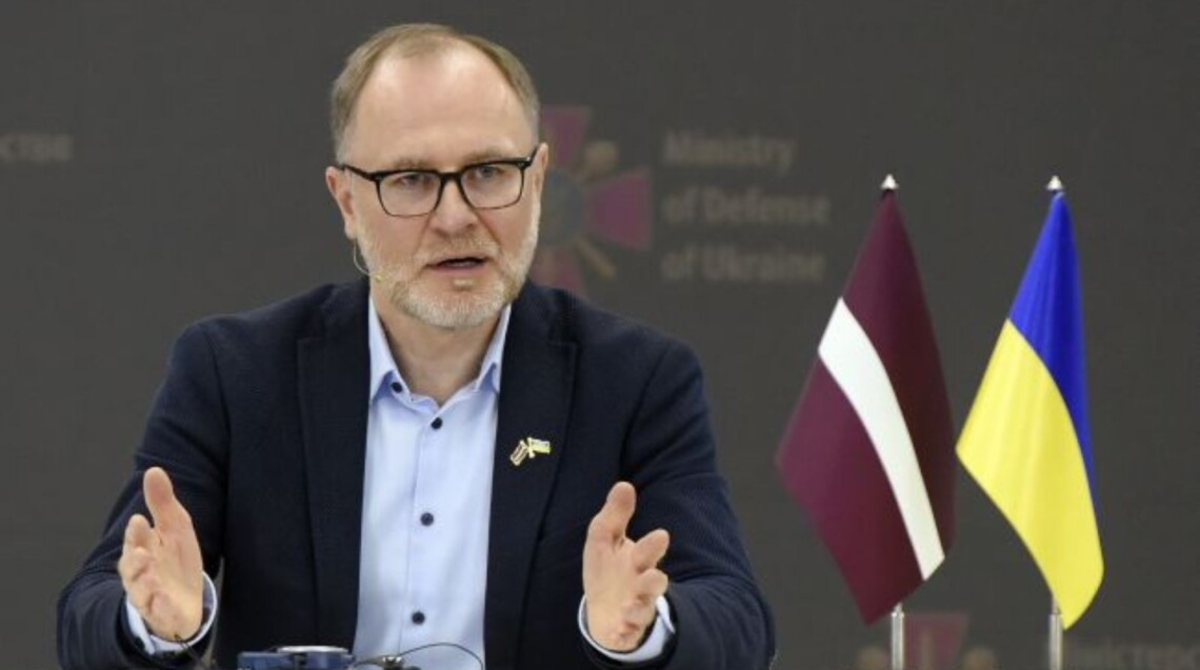 Фото до матеріалу: Глава Міноборони Латвії подав у відставку через дрони, які порушили повітряний простір