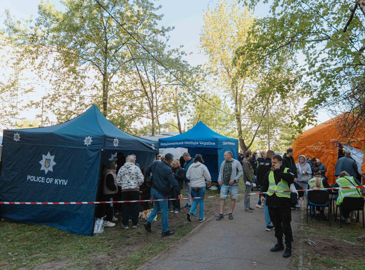Фото до матеріалу: Одна з наймасштабніших атак у Києві: понад 1500 рятувальників і правоохоронців залучені до ліквідації наслідків