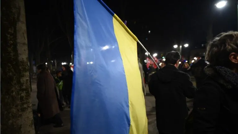 Фото до матеріалу: У Римі напали на активістів з українськими прапорами: реакція посольства та Мелоні