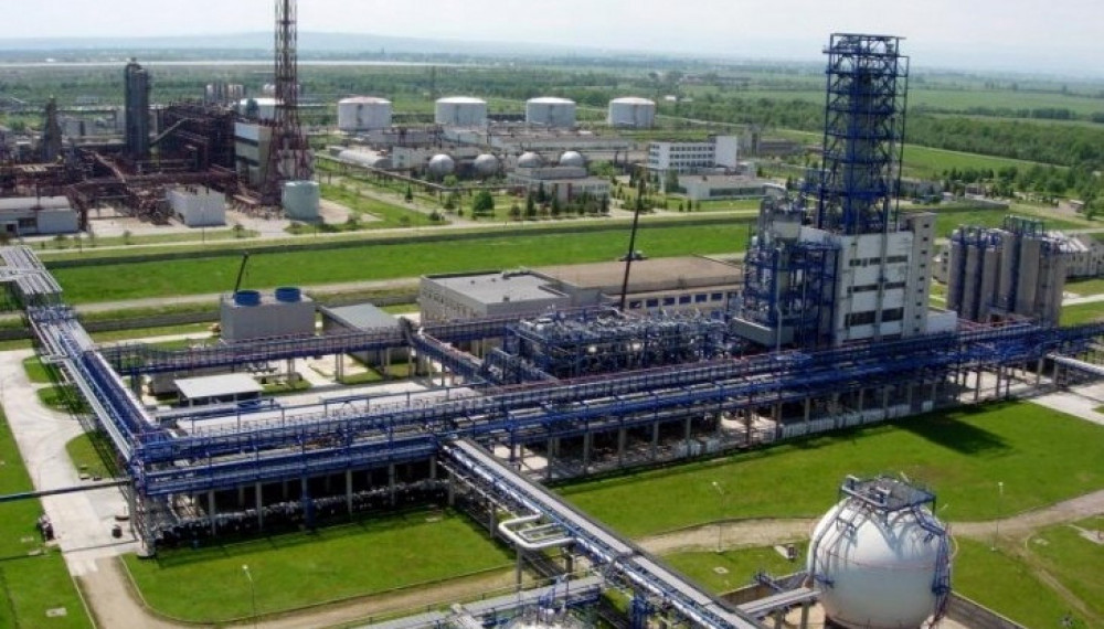 Фото до матеріалу: На «Карпатнафтохімі» оголошено масове звільнення: загроза зупинки очисних споруд