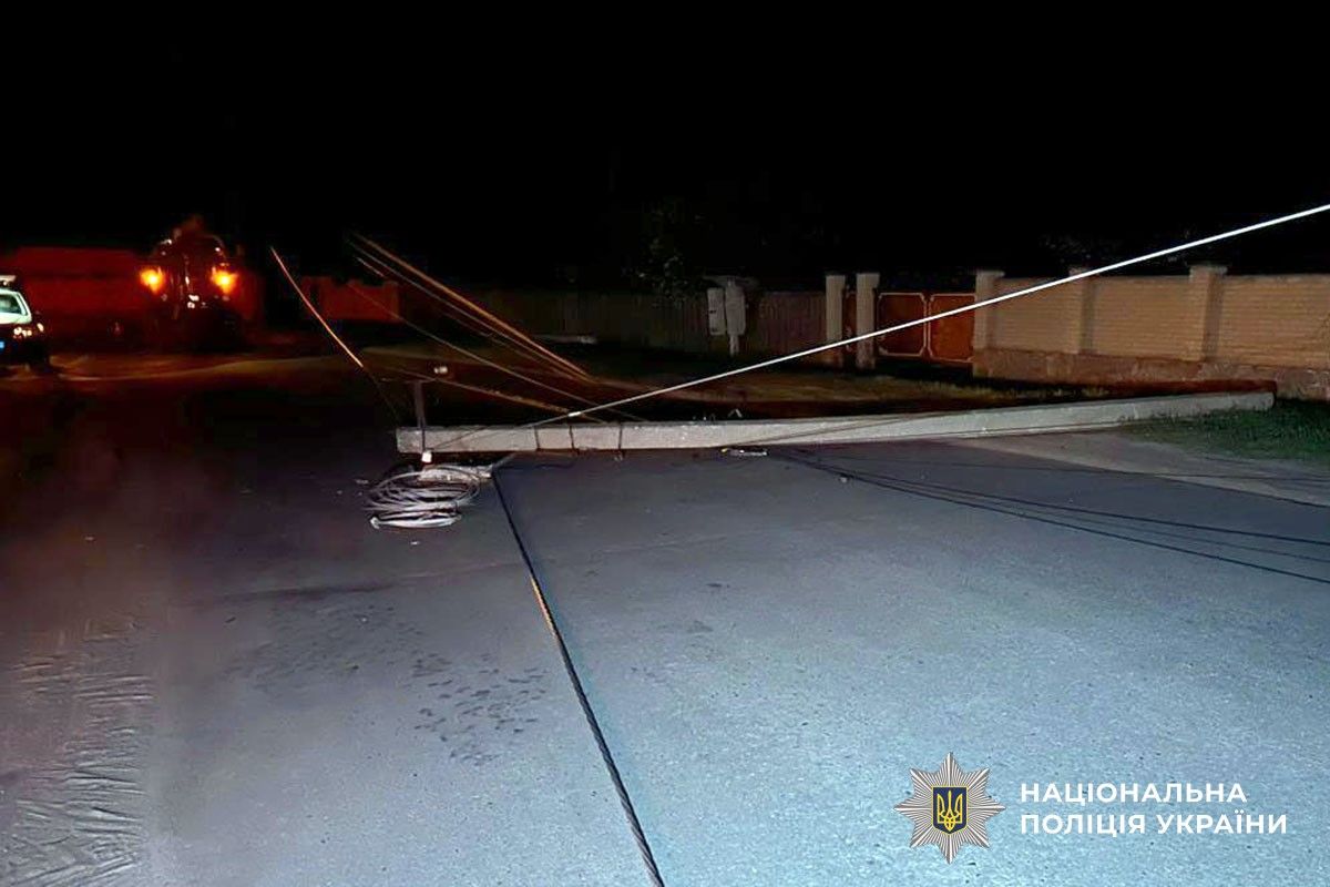 Фото до матеріалу: П'яний водій у Решетилівці врізався в електроопору та авто: постраждав пасажир