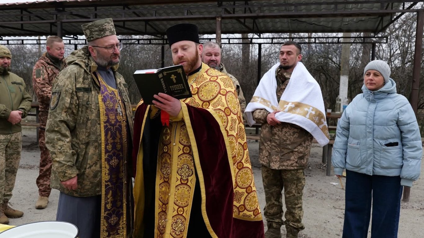 Фото до матеріалу: Протест на Закарпатті: місцеві жителі перекрили трасу через мобілізацію священника