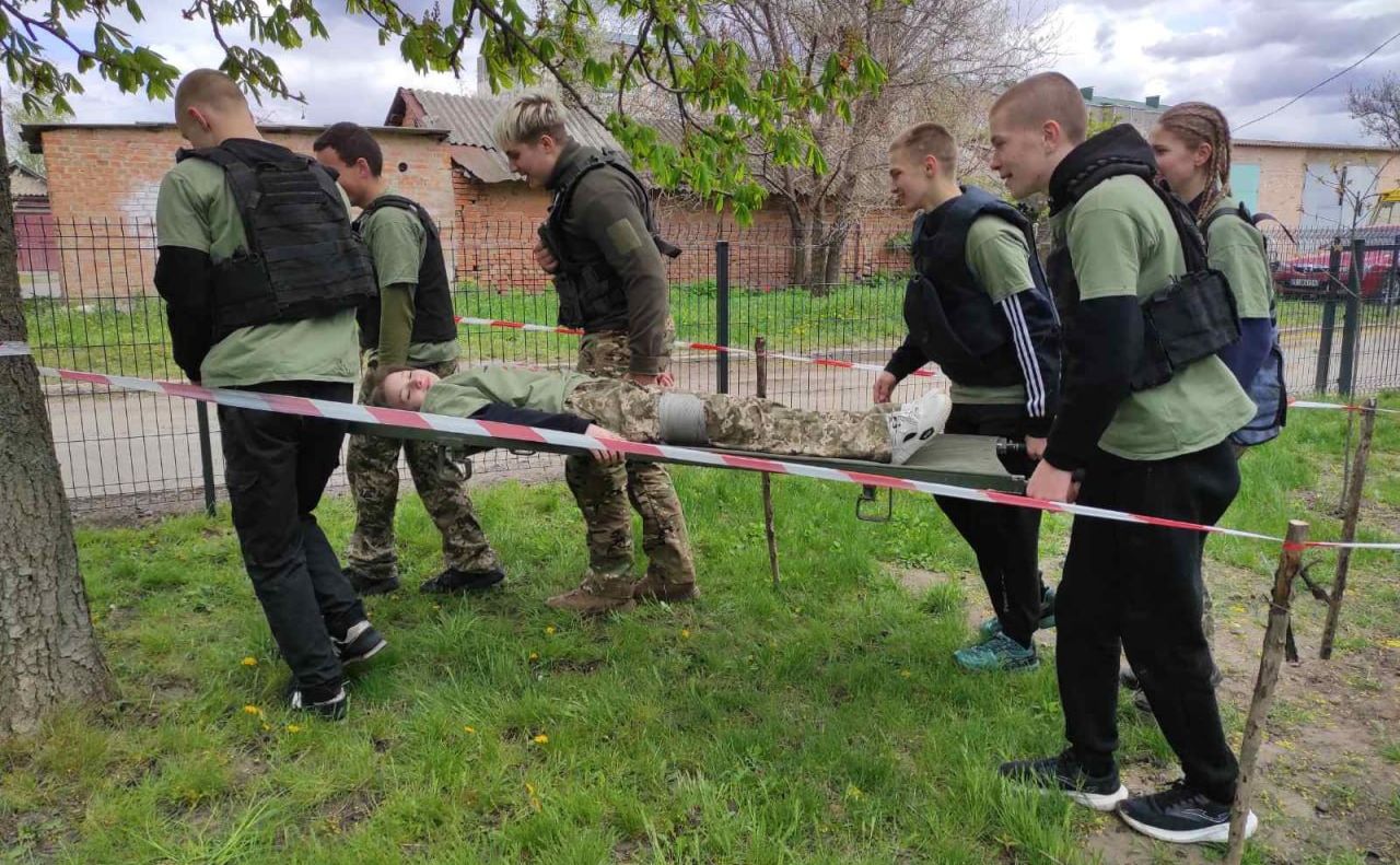 Фото до матеріалу: У Решетилівці визначили переможців військово-патріотичної гри «Сокіл»: нагородили найкращі рій та учнів