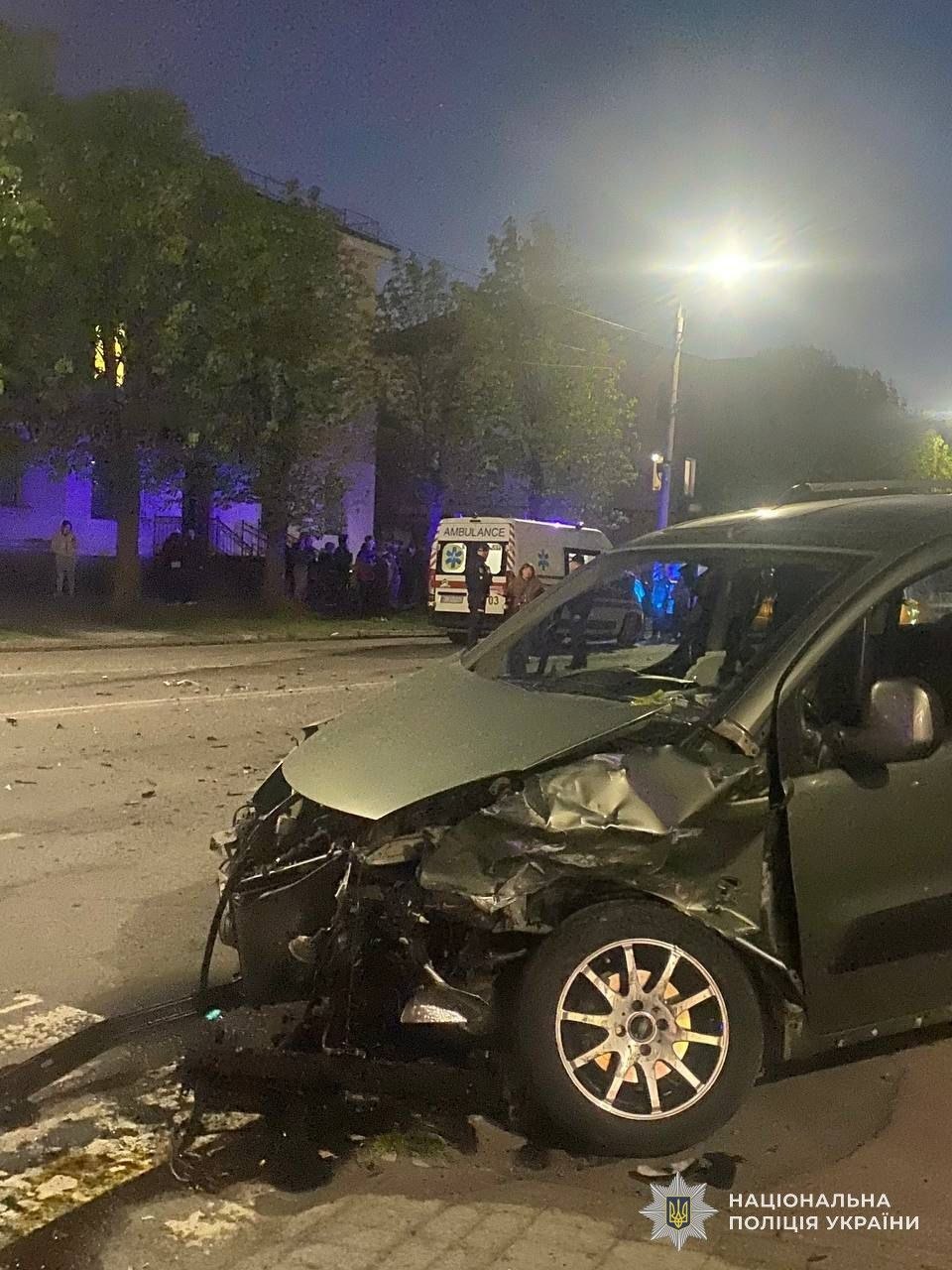 Фото до матеріалу: У Бориславі в центрі міста загорівся автомобіль: пожежні локалізували вогонь