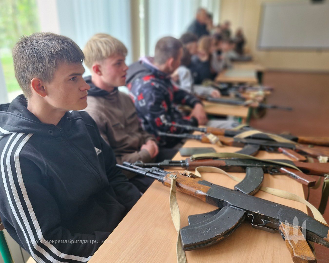 Фото до матеріалу: Військові навчили учнів Захарівського ліцею тактичній медицині