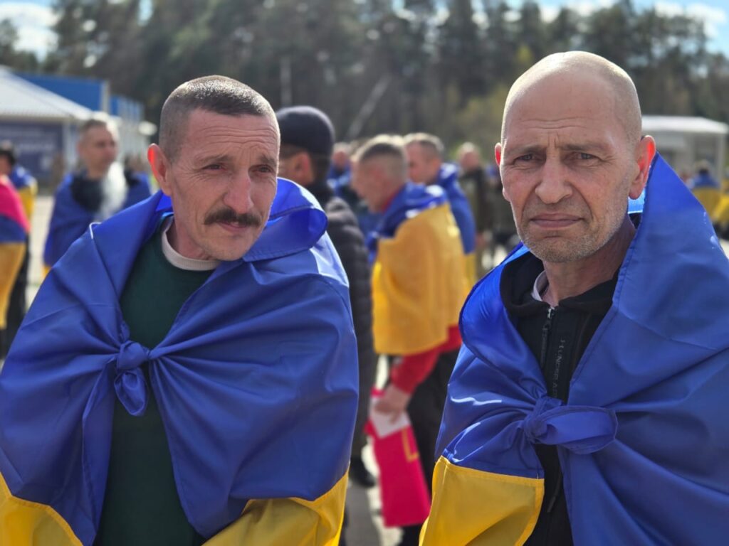 Фото до матеріалу: 193 українських воїнів повернулися з полону: другий етап Великоднього обміну
