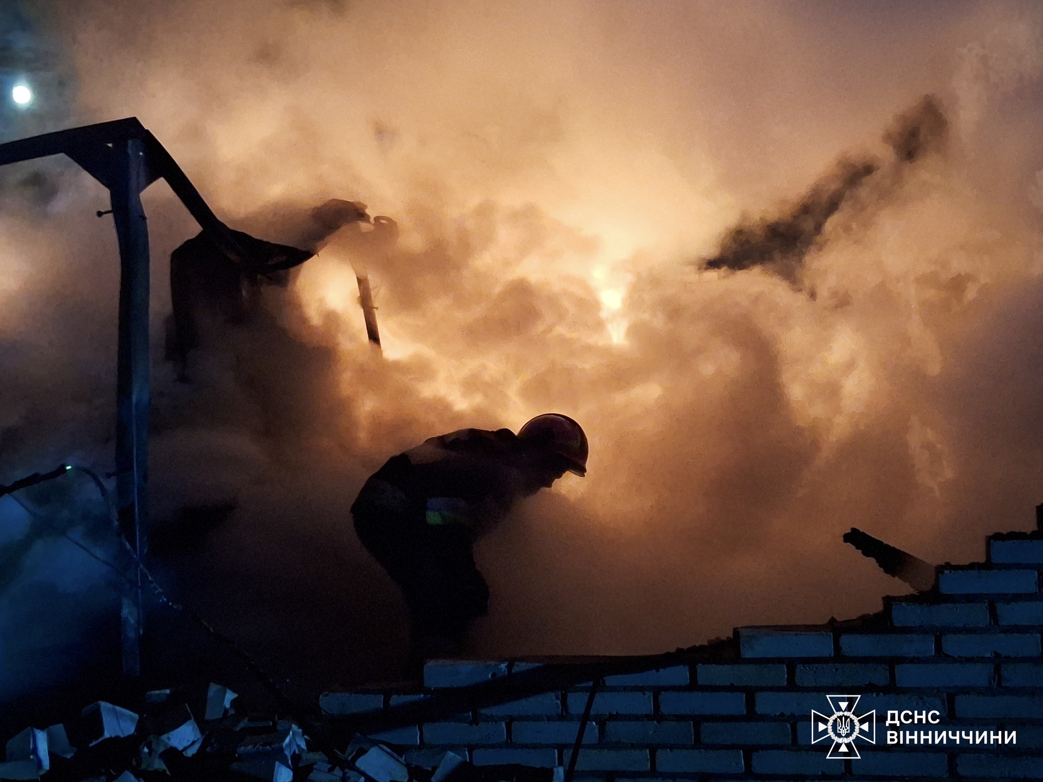 Фото до матеріалу: Вночі на Вінниччині вогонь з господарської споруди перекинувся на житлові будинки