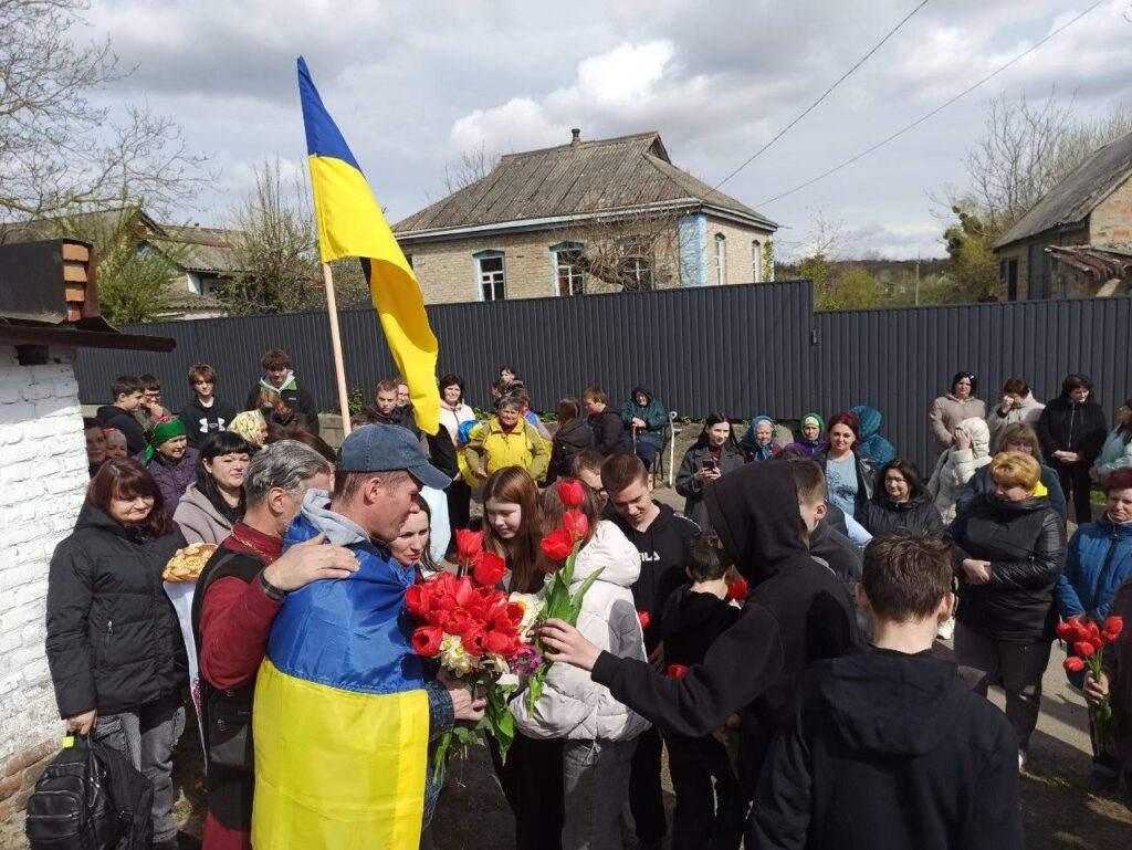 Фото до матеріалу: На Канівщині зустріли героя, що повернувся з російського полону після 22 місяців неволі