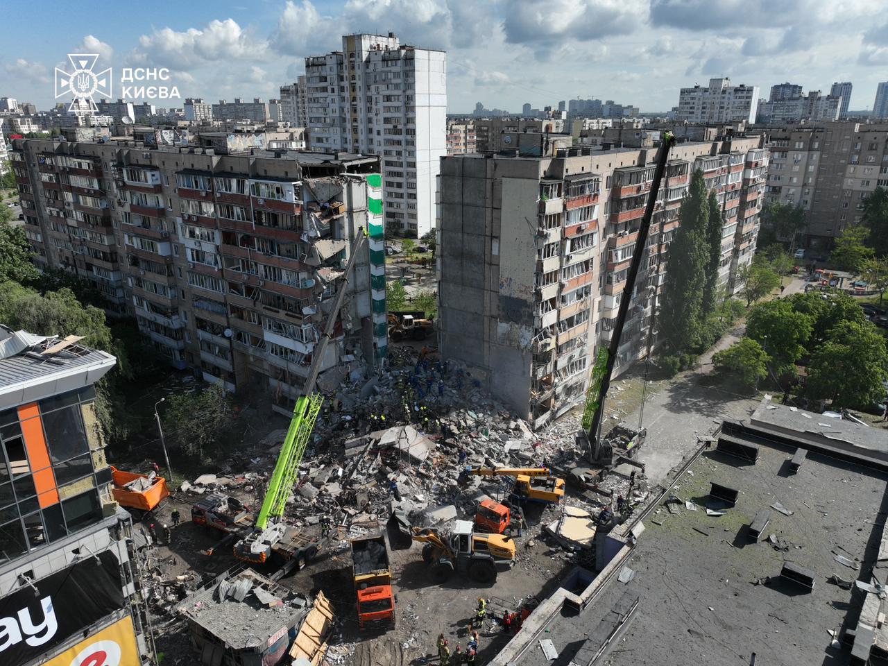 Фото до матеріалу: У Києві триває рятувальна операція на місці удару по багатоповерхівці, повністю зруйнований під'їзд (ОНОВЛЕНО)