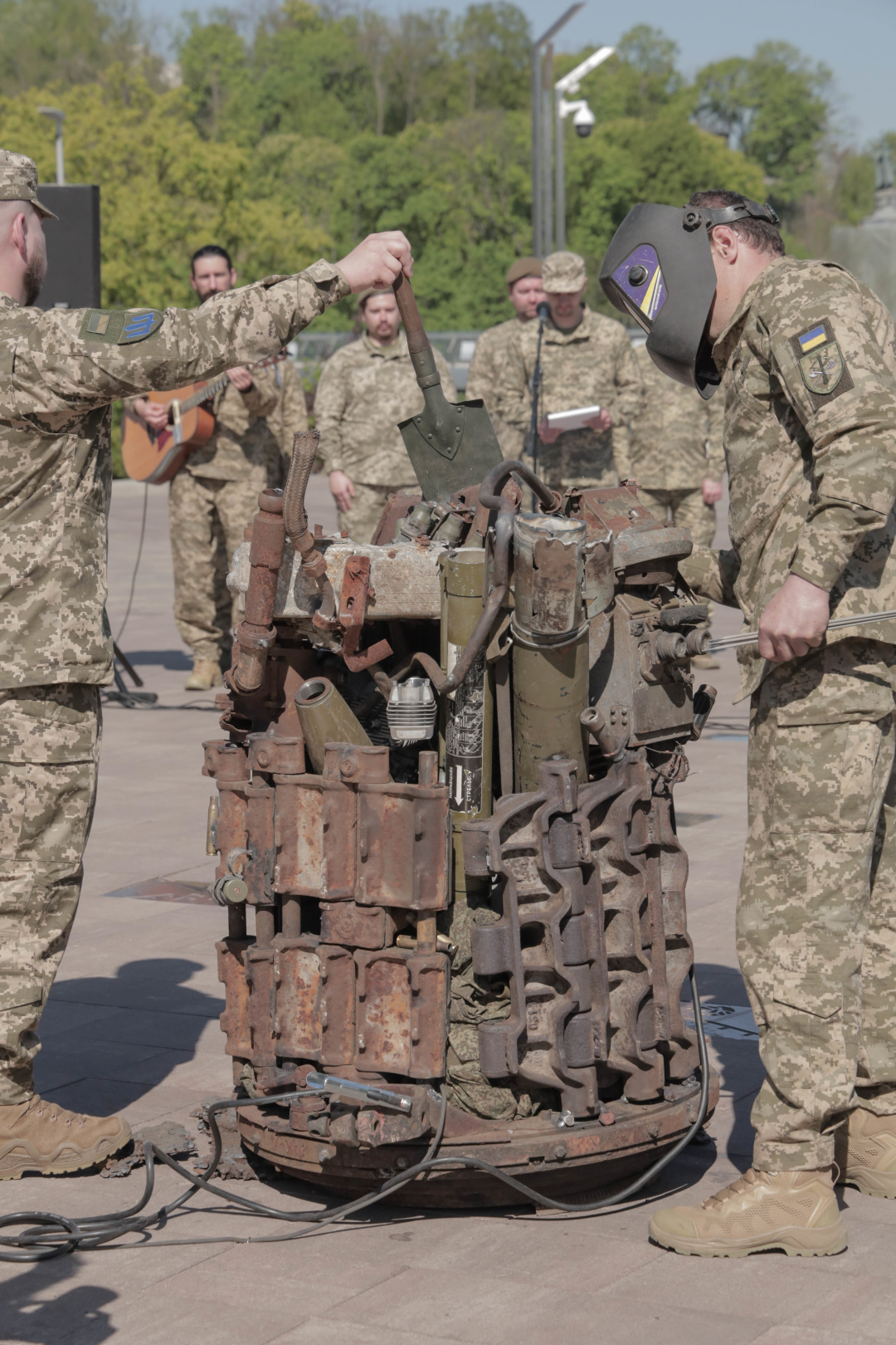 Фото до матеріалу: У Києві відкрили монумент з уламків російської зброї: піхота — основа оборони