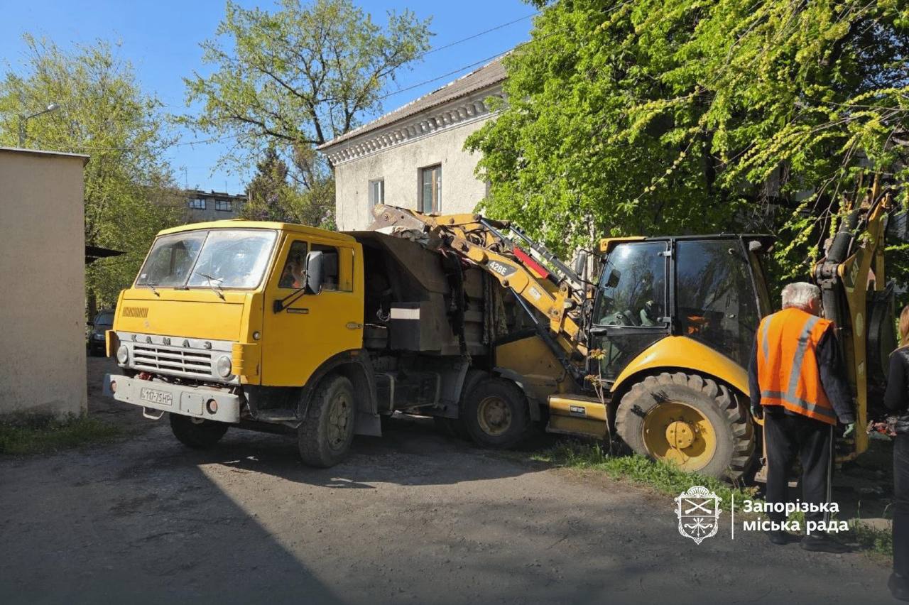 Фото до матеріалу: У Дніпровському районі прибрали несанкціоноване звалище біля будинку на Трегубова, 1