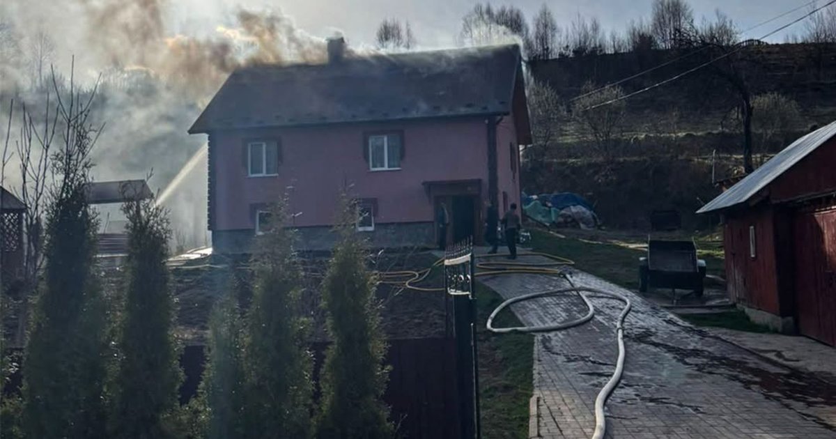 Фото до матеріалу: У Завадівці горів будинок: мешканку госпіталізували після пожежі