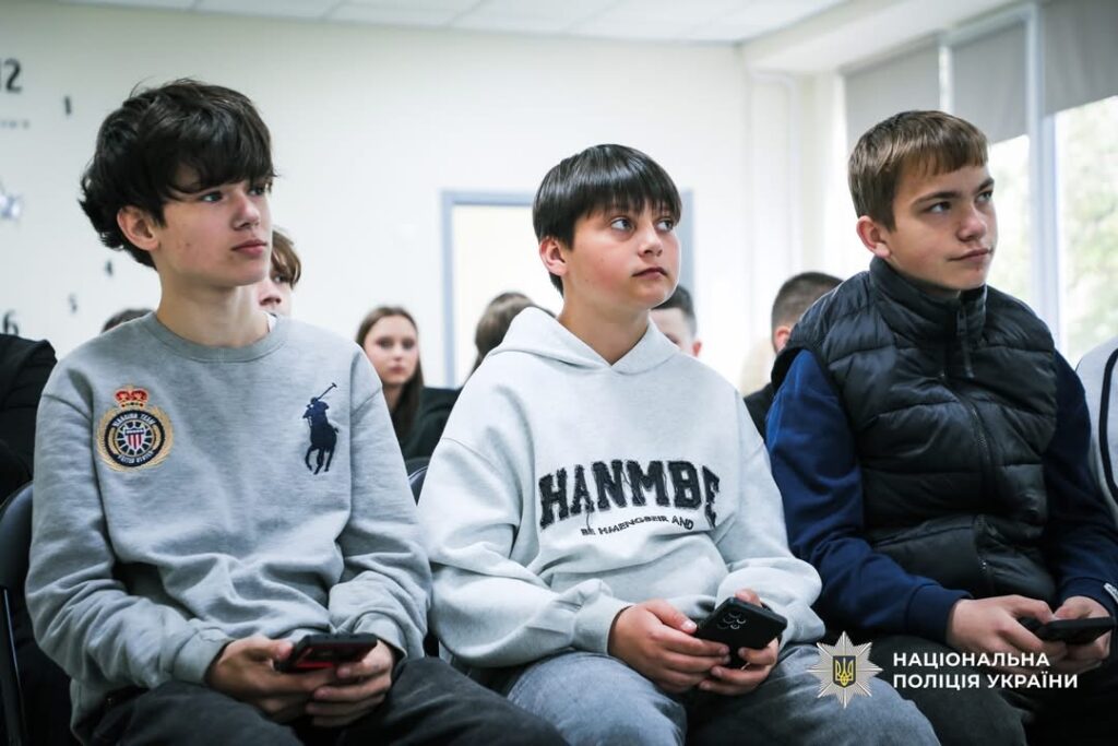 Фото до матеріалу: VR замість нудних правил: як черкаських школярів навчають безпеці у віртуальній реальності