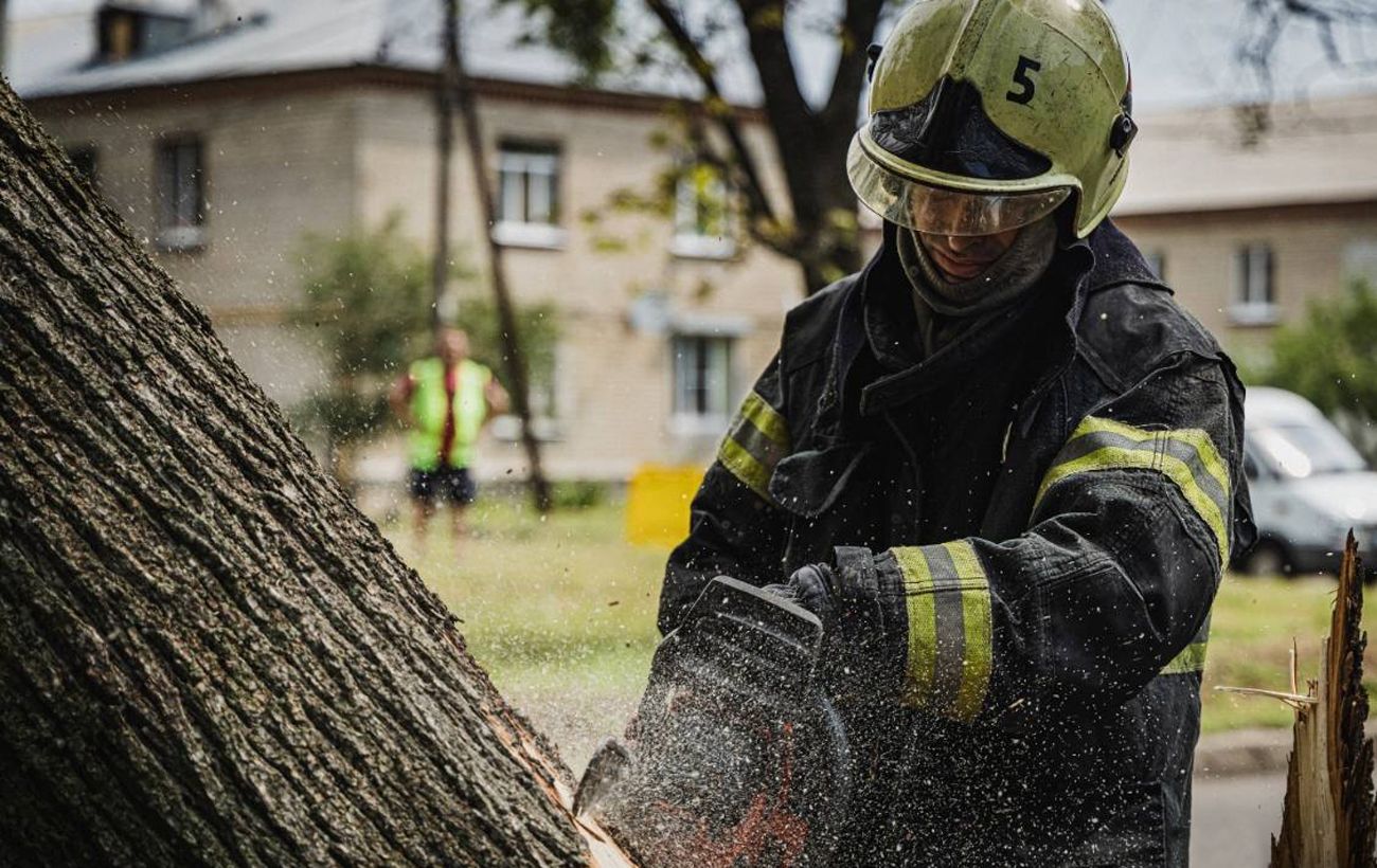 Фото до матеріалу: Небезпечний шторм відступає: що відомо про кількість жертв і наслідки негоди в Україні
