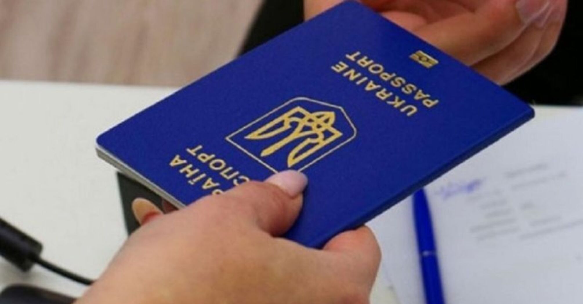 Фото до матеріалу: Чоловікам за кордоном можуть відмовити в консульських послугах: що зміниться найближчим часом