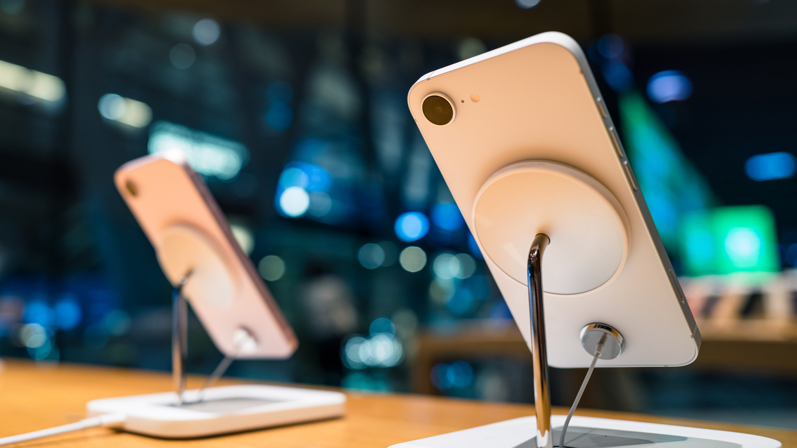 Фото до матеріалу: 5 Android-смартфонів, які можуть замінити iPhone 17e за кращу ціну