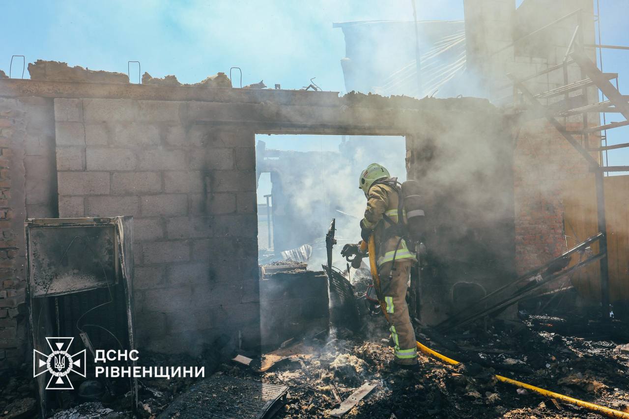 Фото до матеріалу: Вогонь знищив житловий будинок у Пустомитах: немає жертв