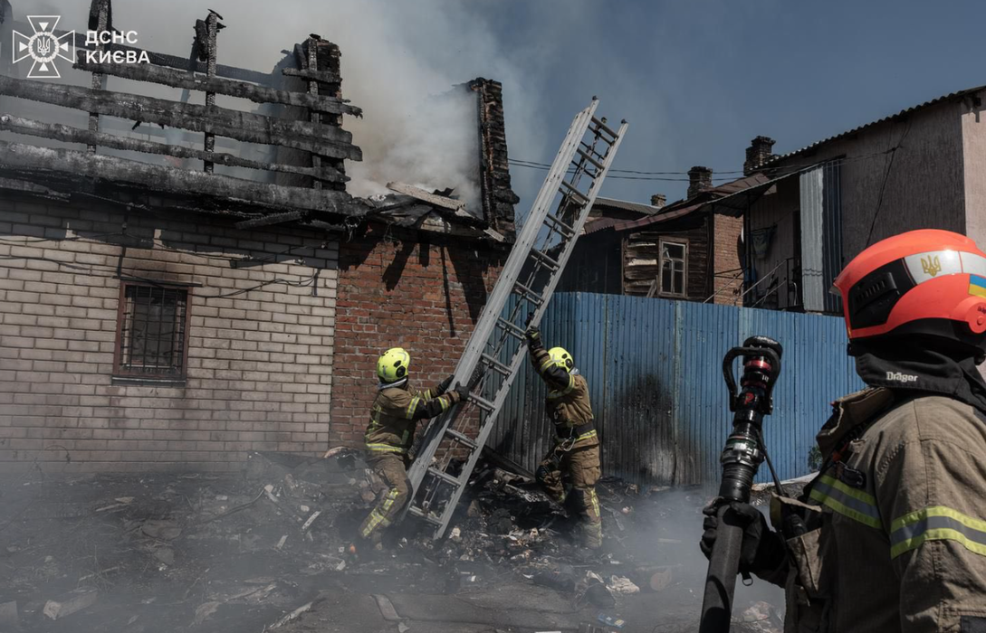 Фото до матеріалу: Пожежа на Оболоні: дим охопив двоповерхівку, постраждалих немає