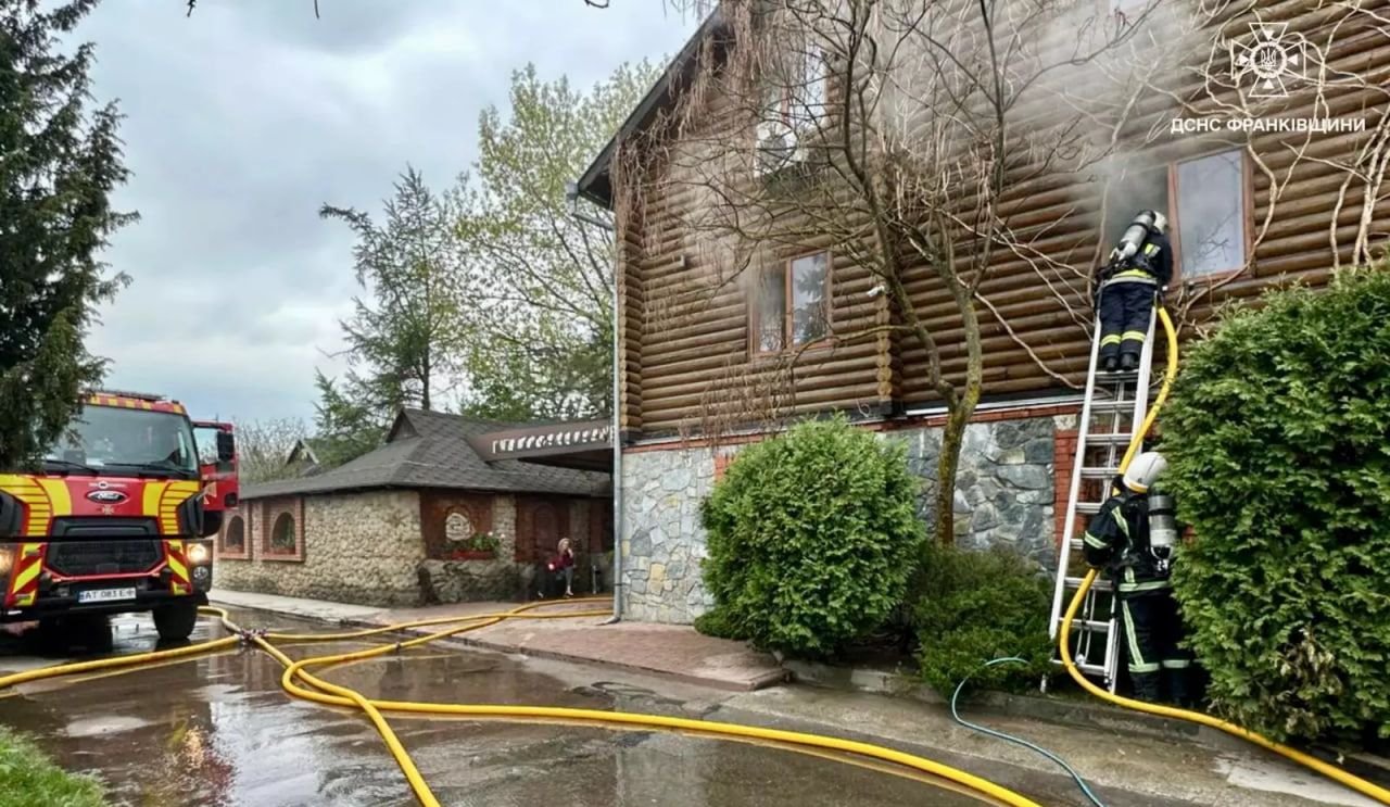 Фото до матеріалу: У Калуші пожежа знищила сауну в готельно-ресторанному комплексі
