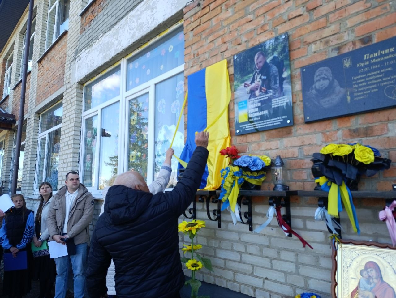 Фото до матеріалу: Вшанування пам'яті: у Костюхнівці відкрили меморіальні дошки двом загиблим захисникам