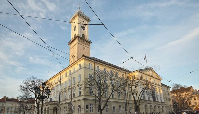 Фото до матеріалу: У Львові трагічно загинув австралієць, який вистрибнув з Ратуші: що відомо