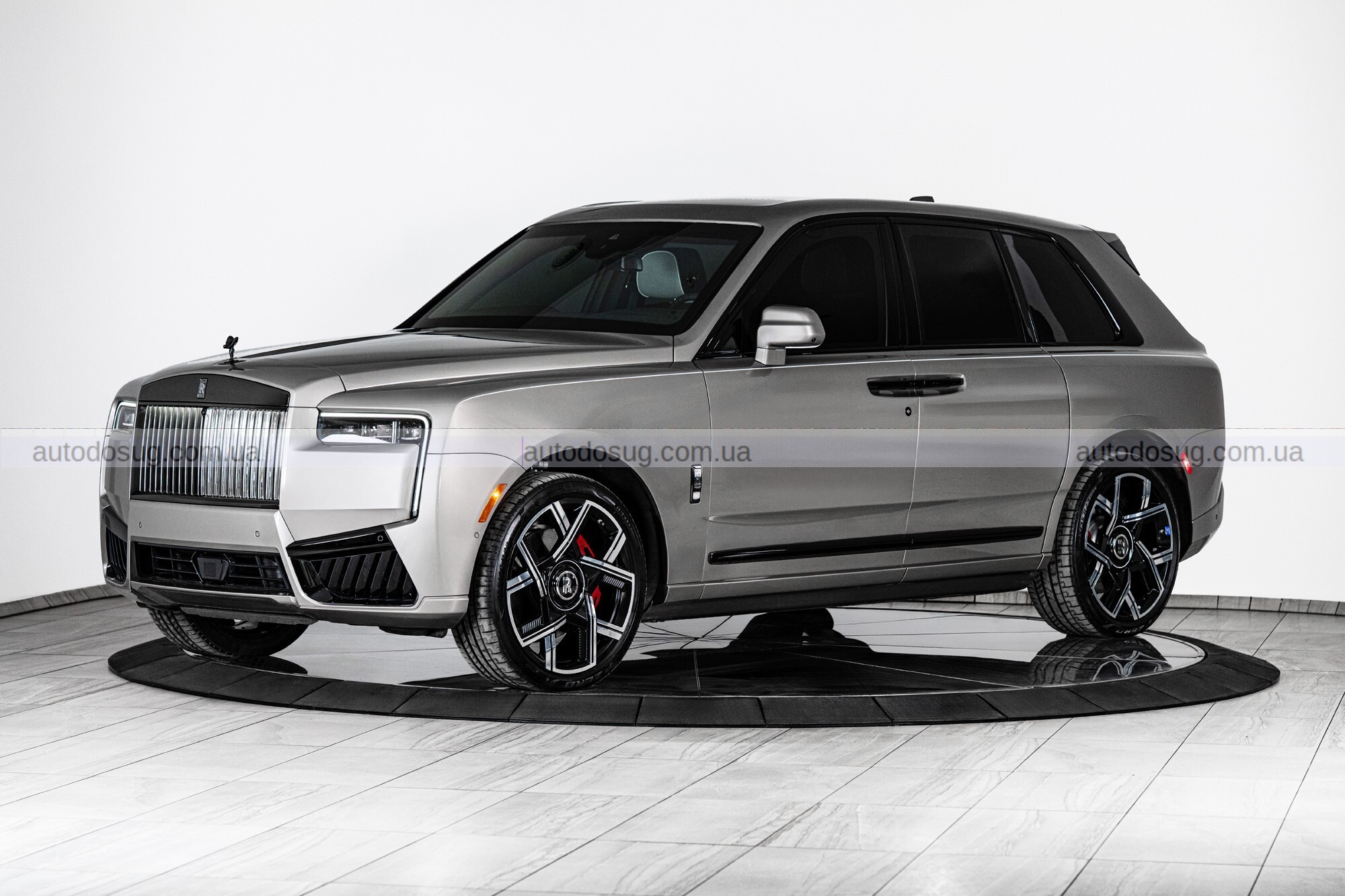 Фото до матеріалу: Броньований Rolls-Royce Cullinan зберіг розкішний вигляд