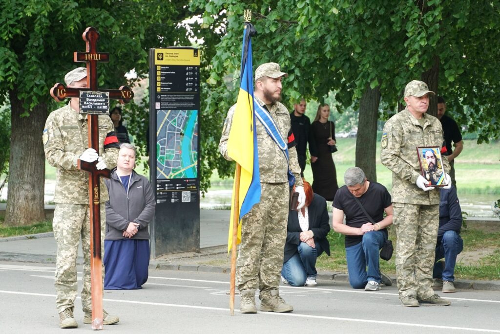 Фото до матеріалу: Ужгород попрощався із загиблим захисником Володимиром Тарапатою