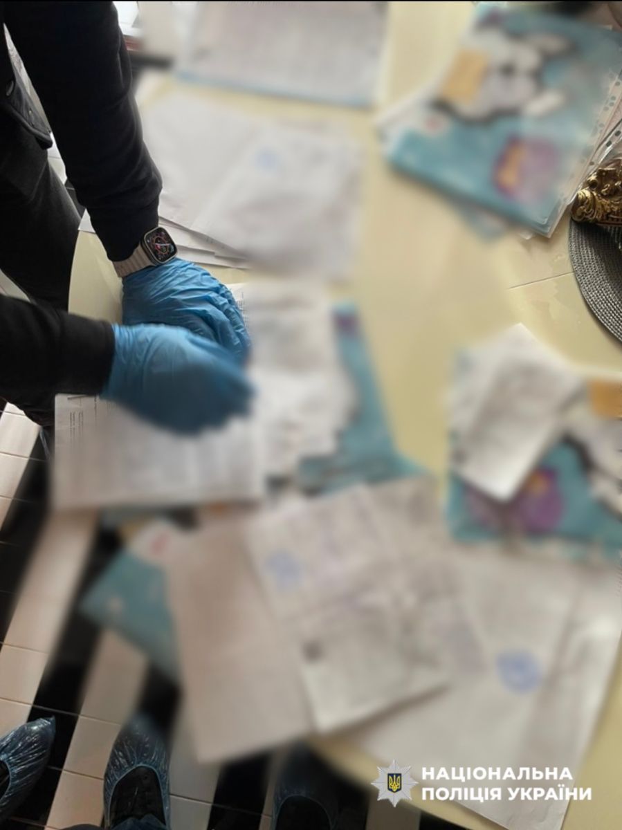 Фото до матеріалу: Поліція розслідує корупцію в ТЦК: вилучено авто, готівку та 92 млн грн